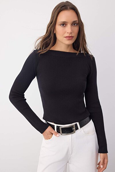 Trendyol Collection Wardrobe Essentials Schwarzer Premium-Garn-/Spezialgarn-Strickpullover mit U-Boot-Ausschnitt | TWOAW26KZ00100 aus Englisch ins Deutsche.