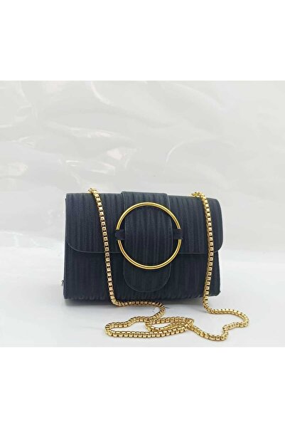 MAC&MOS The woman's black shoulder bag.