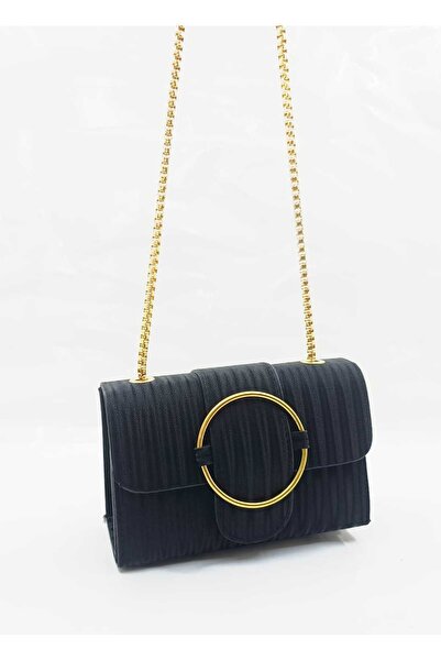 MAC&MOS The woman's black shoulder bag.