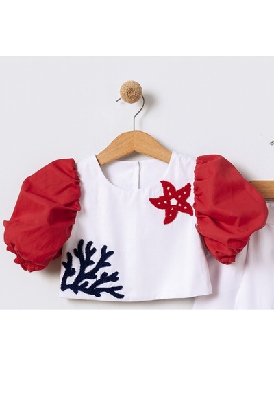 Bebüş Дівчачий комплект з блузою з рукавами в морському стилі та білими штанами з вишивкою 15614