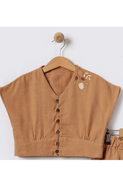 Bebüş Дівчачий літній комплект з шортами з коричневими ґудзиками та вишивкою 15624