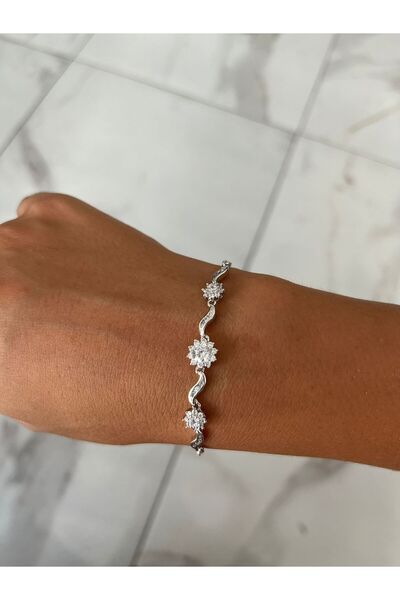 Butik ✨   Elegant Bracelet with Steel Stone Flower Motif – Sparkling Elegance