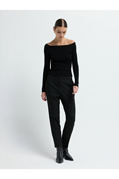 adL Yakası Açık Triko Kazak