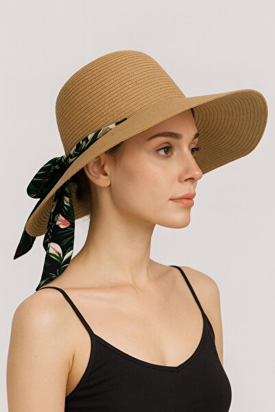 Moda Accessories قبعة من القش ذات حافة واسعة مع تفاصيل وشاح منقوشة استوائية