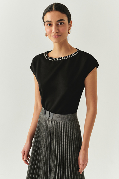 Exquise Stone Detailed Boat Neck Sleeveless Regular Knitted Blouse