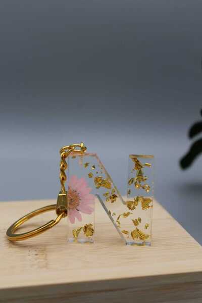 Roza ميدالية مفاتيح مزينة بالورد المجفف وورق الذهب حرف N من الرزين الفاخر