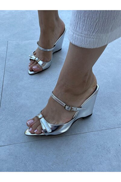 Elvinin Tarzı Tefa Platinum Color Buckle Detailed Platform Heeled Shoes