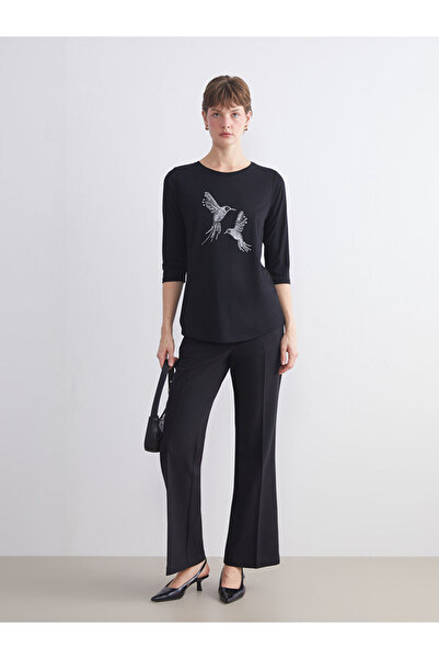 LC Waikiki Λαμπερές επιλογές από το Shining Store |   Γυναικείο μπλουζάκι με λαιμόκοψη και κεντημένες χάντρες