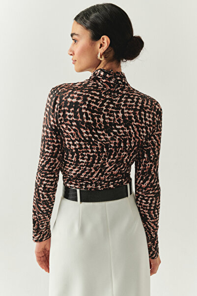 Exquise Leopard Print High Neck Slim Fit Long Sleeve Knitted Blouse