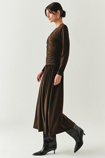 Exquise Bisiklet Yaka Uzun Kollu Drapeli Slim Fit Midi Örme Kahve Elbise