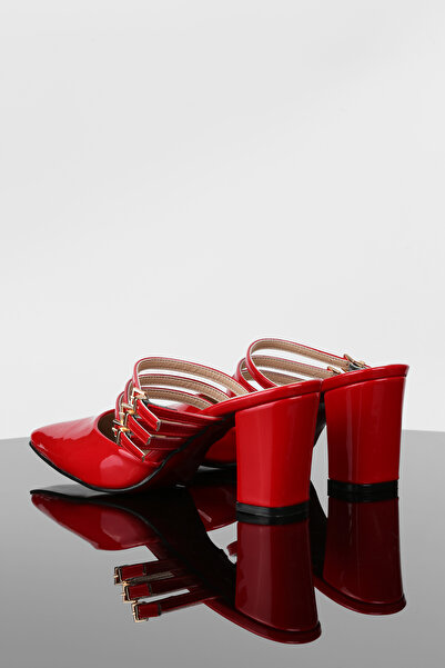 Extra Shoes İstanbul Şık Adımlarınıza Kırmızı Rugan Sivri Burun Yüzü Kapalı Kadın Terlik Üç Bantlı