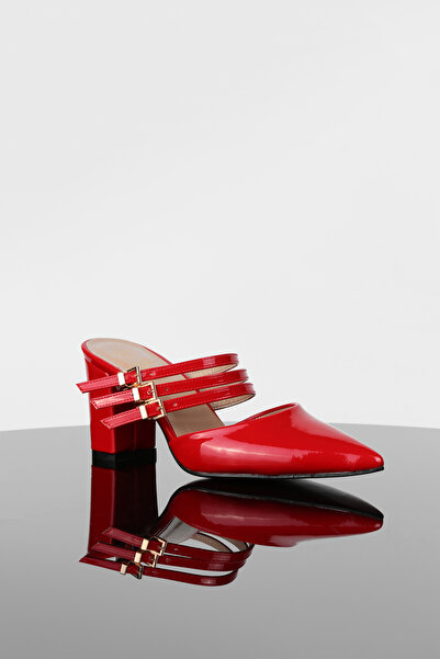 Extra Shoes İstanbul Şık Adımlarınıza Kırmızı Rugan Sivri Burun Yüzü Kapalı Kadın Terlik Üç Bantlı