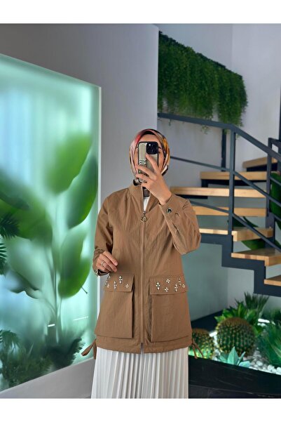 BÜRDE سترة نسائية ذات لون الجمل مع تفاصيل حجرية من Cebi