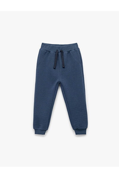 Koton بنطال رياضي قطني بخصر مربوط أساسي باللون الأزرق للأولاد الصغار 6Wmb40016Tk