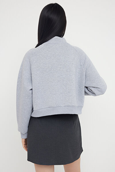 Kolekcia Trendyol Šedá melange Regular/Normal fit s fermošom, stojatý golier, hrubá fleecová pletená mikina TWOAW26SW00017