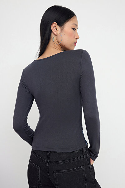 Trendyol Collection Πλεκτή μπλούζα με λεπτομέρεια από τούλι ανθρακί για εφήβους, με λεπτομέρεια αφηρημένης εμφάνισης, πλεκτή μπλούζα με λεπτομέρεια αφηρημένης εμφάνισης TWOAW26BZ00098