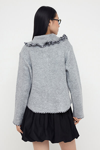 Trendyol Collection Šedý měkký texturovaný garni detailní pletený kardigan ve stylu širokého kabátu TWOAW26HI00009