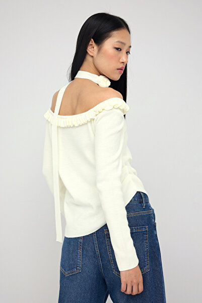 Trendyol Collection Teen Ecru Carmen Collar Rose Scarf Accessory Knitwear Body Sweater Twoaw26Kz00029