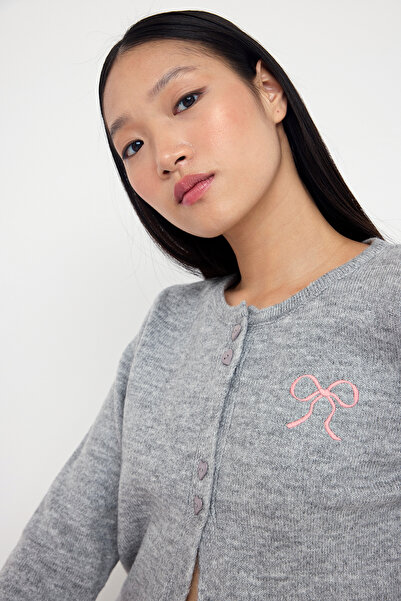 Trendyol Collection Nastoletnia szara bluza z guzikami i haftowanym paskiem, miękka dzianina TWOAW26HI00006