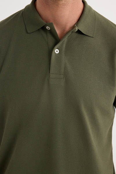 Tudors Ανδρικό μπλουζάκι με κλασική εφαρμογή, βαμβακερή μαλακή υφή, δροσερό ύφασμα με μονόχρωμο πικέ χακί γιακά πόλο