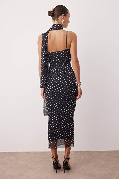 Trendyol Collection Černo-bílé puntíkované šátkové detailní tylové maxi pletené šaty TPRSS25EL00314