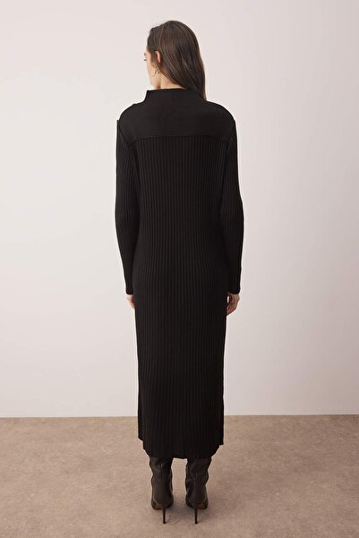 Trendyol Modest Černé knoflíkové doplňky Šaty z žebrovaného úpletu TCTAW26EB00013