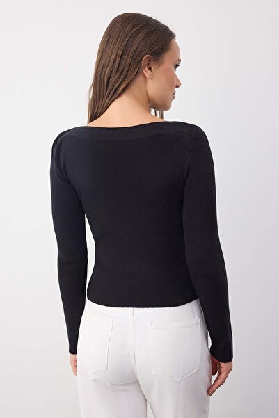 Trendyol Collection Wardrobe Essentials Schwarzer Premium-Garn-/Spezialgarn-Strickpullover mit U-Boot-Ausschnitt | TWOAW26KZ00100 aus Englisch ins Deutsche.