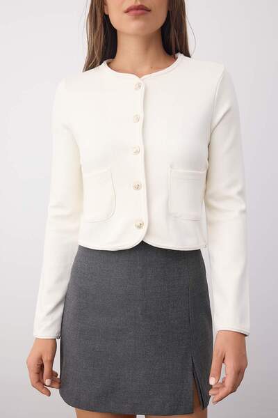 Kolekcia Trendyol Základné kúsky šatníka – Pletená bunda s detailmi Ecru gombíka a vrecka | TWOAW26CE00000