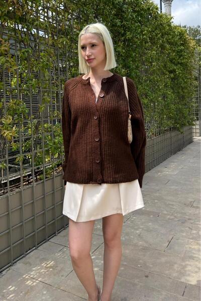 Madmext سترة نسائية محبوكة بأزرار منقوشة بياقة دائرية باللون البني المرير Mg2487