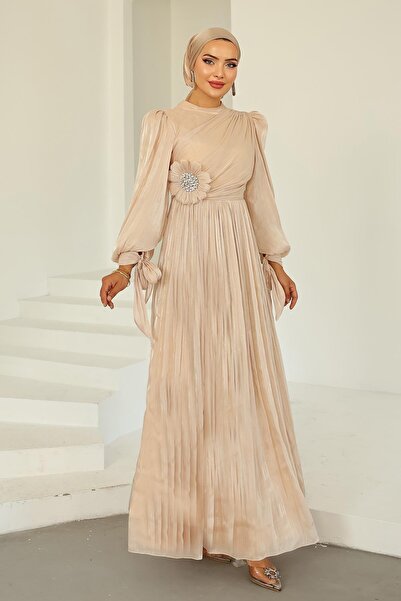 Olcay Yoyo hedvábné večerní šaty s detaily z plisování a kamínků, krémové 1244