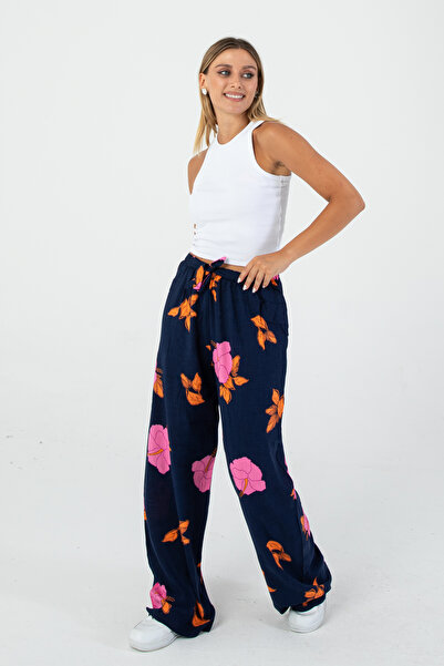 Nuevo Kadın Lacivert Çiçek Desenli Rahat Kesim Bol Paça Pantolon – Günlük Kombin