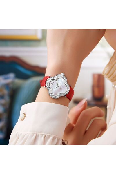 Re Maxwell is a luxury watch brand, combining elegance and luxury with its designs.