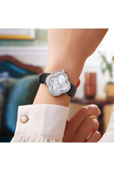 Re Maxwell is a luxury watch brand, combining elegance and luxury with its designs.