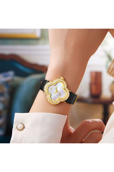 Re Maxwell is a luxury watch brand, combining elegance and luxury with its designs.