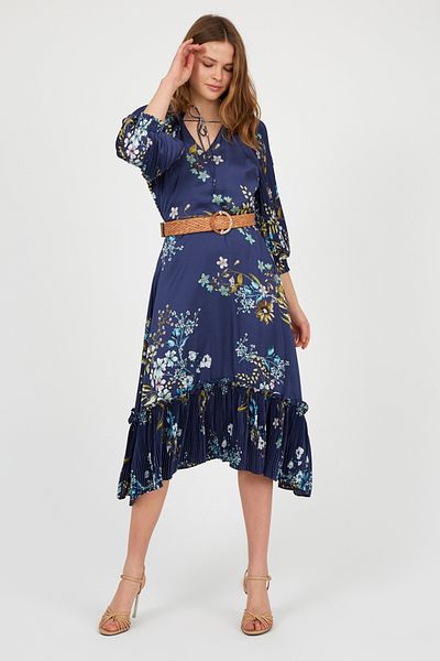 Stylish A very elegant midi dress in navy blue, decorated with floral prints and a stylish cut at the bottom.