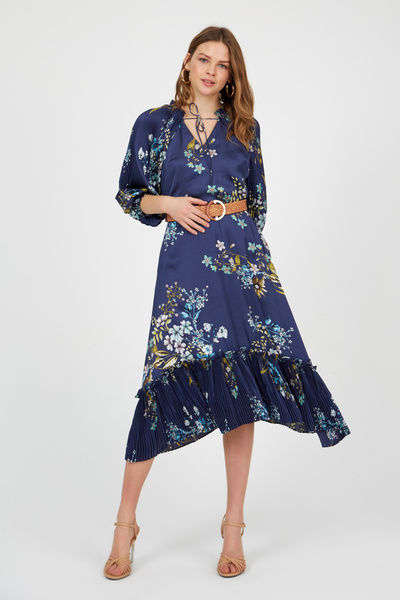 Stylish A very elegant midi dress in navy blue, decorated with floral prints and a stylish cut at the bottom.