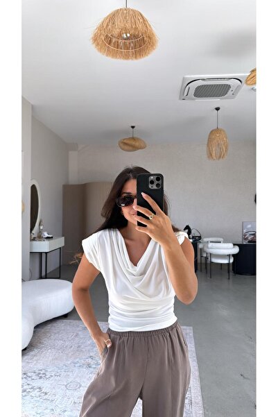 Buket Teke بلوزة بيضاء مبطنة بياقة ديجاجي