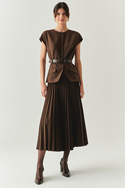 Exquise Crew Neck Belted Pleated Slim Fit Midi Dress
