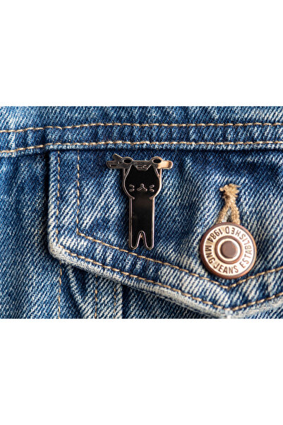 Color Collective Siyah Asılı Kedi, Mineli, Nikel Rengi, Metal Rozet.