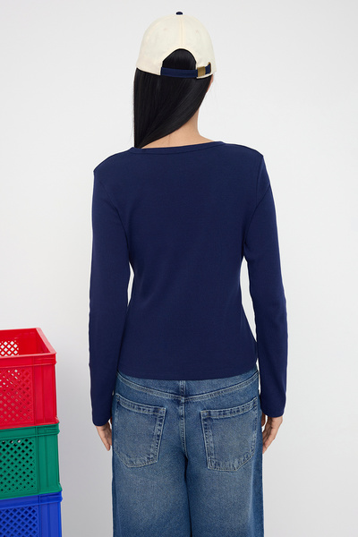 Trendyol Collection Tinédzser sötétkék gombos testhezálló rugalmas kötött blúz | TWOAW26BZ00007-es