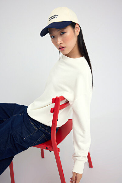 Trendyol Collection Πλεκτό φούτερ για εφήβους, χωρίς σαρδόνια, κανονικής/συνηθισμένης κοπής, με λαιμόκοψη TWOAW26SW00028