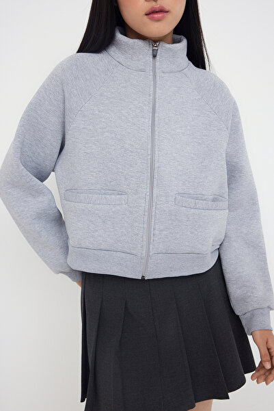 Kolekcia Trendyol Šedá melange Regular/Normal fit s fermošom, stojatý golier, hrubá fleecová pletená mikina TWOAW26SW00017