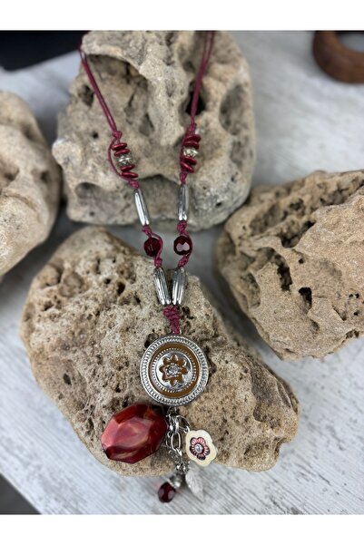 SEDEF TAKI Çiçek desen işlemeli madalyon uzun kolye