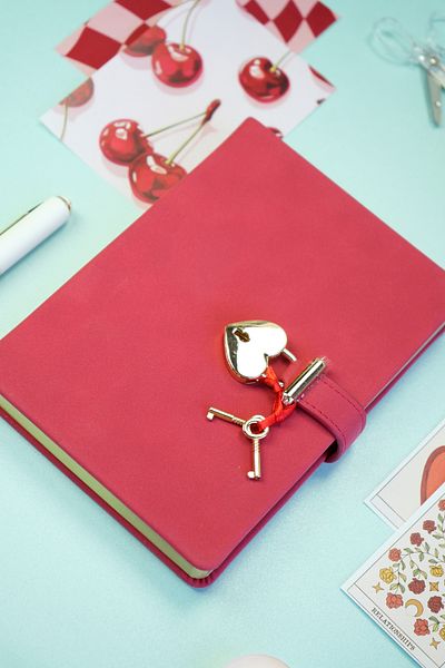 Victoria's Journals Diary with Lock, Notebook 13X18 Cm. Hush