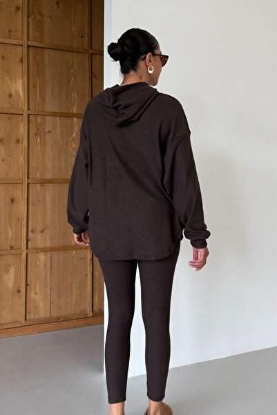 MODAGEN Dámská hnědá souprava interlock s kapucí a žebrovanými legínami