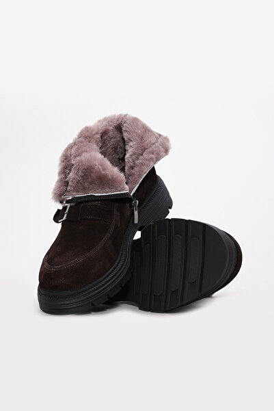 Ayakkabıhane حذاء نسائي بفرو من الداخل وجلد سويدي أصلي من الخارج طراز بني AH0...