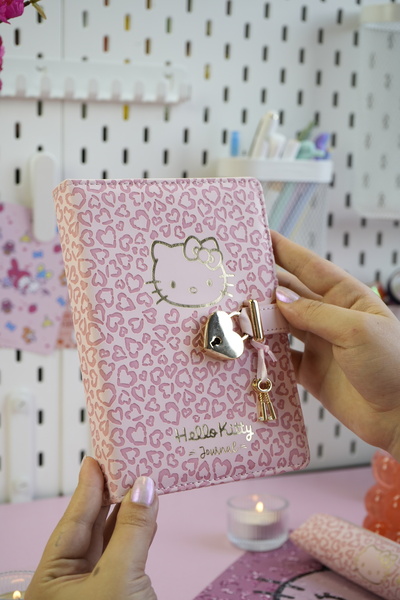 Victoria's Journals Hello Kitty Hush Hush Kilitli Defter + Vegan Deri Kalemlik Kutulu Set – 160 Yaprak, Çizgili