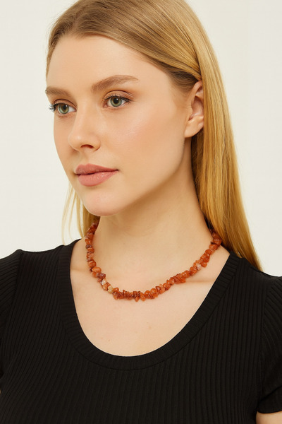 LOVELOTUS قلادة من حجر العقيق البرتقالي الطبيعي المكسور بتصميم أنيق