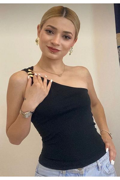 BİGÜMEX Gold Accessory Buckle One Shoulder Asymmetric Collar Blouse