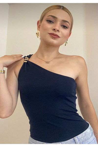 BİGÜMEX Gold Accessory Buckle One Shoulder Asymmetric Collar Blouse